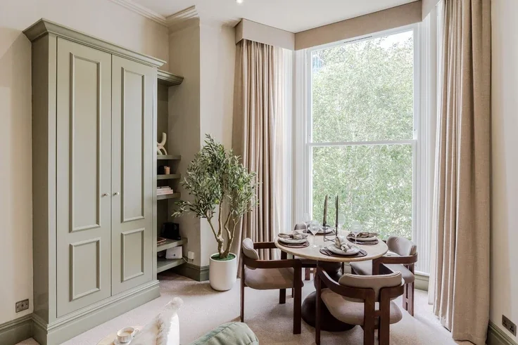 Flat Longridge Road in Greater London