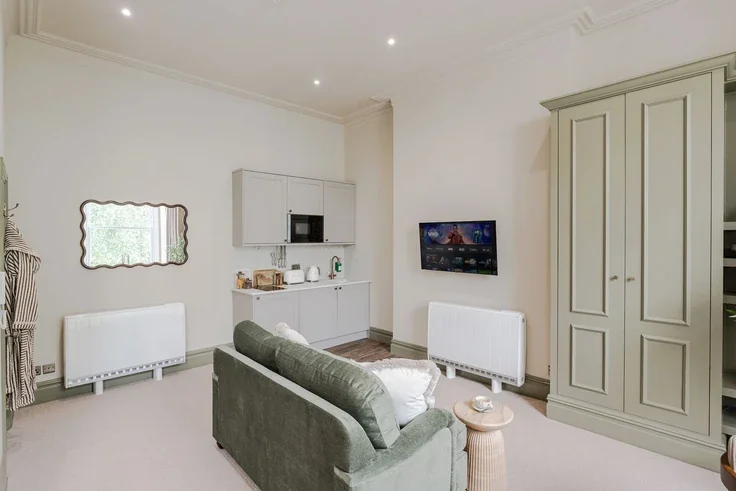 Flat Longridge Road in Greater London