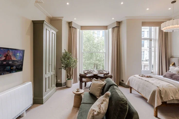 Flat Longridge Road in Greater London