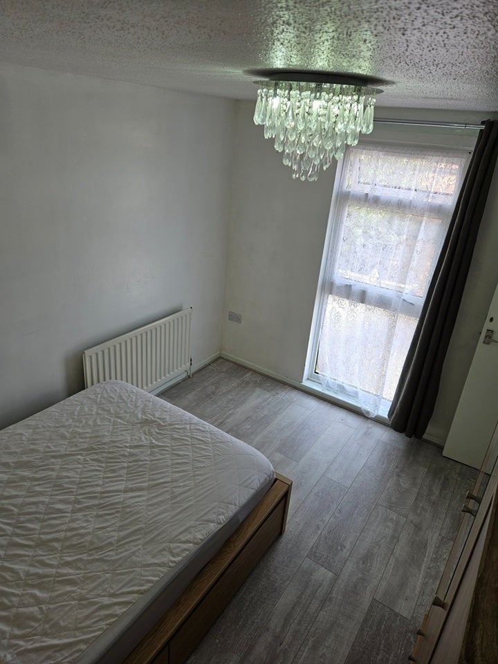 Room Hopton Road in Stevenage