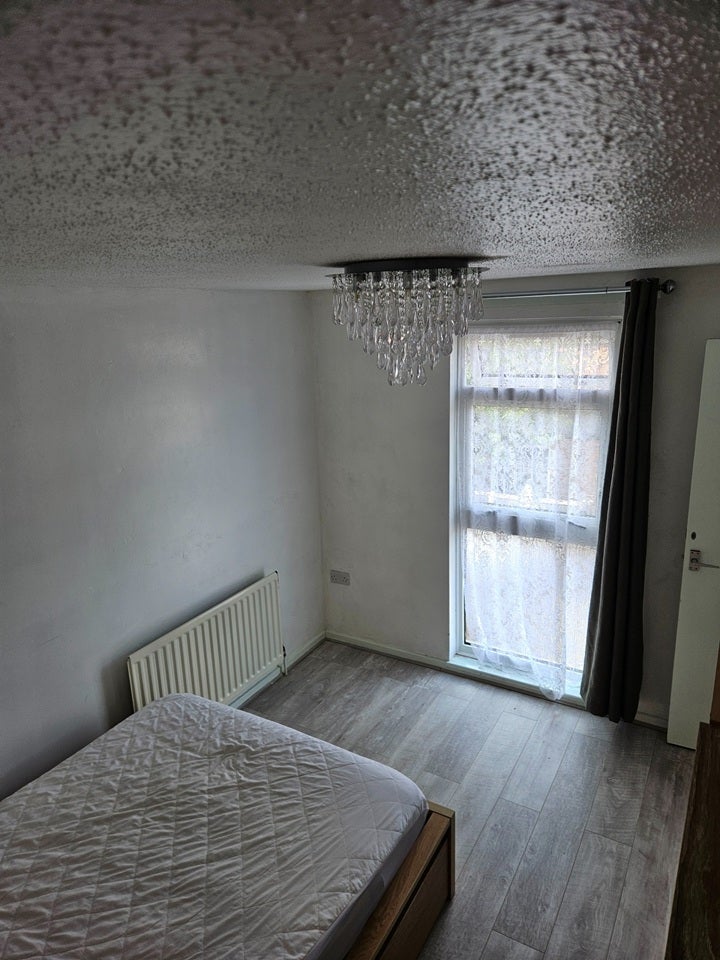 Room Hopton Road in Stevenage