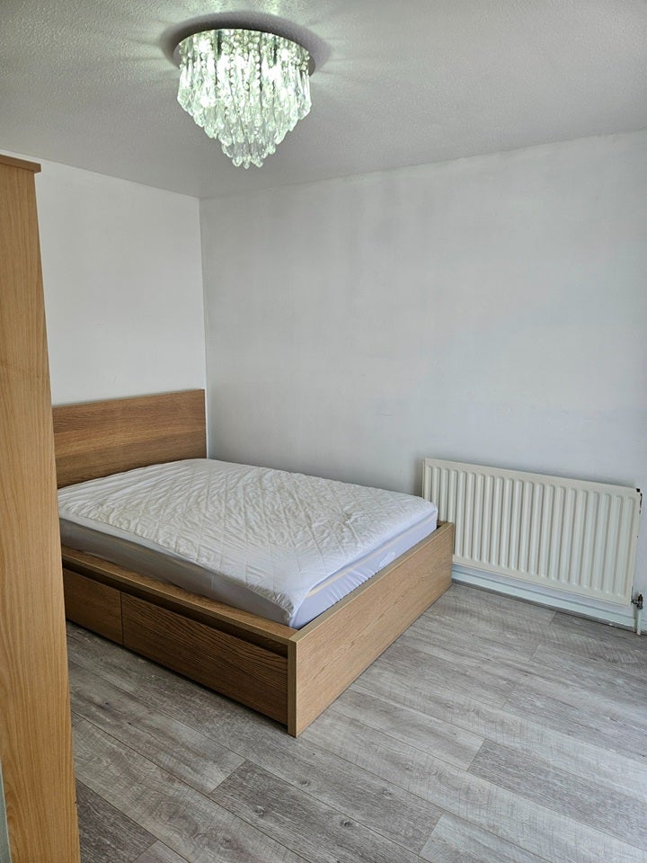 Room Hopton Road in Stevenage
