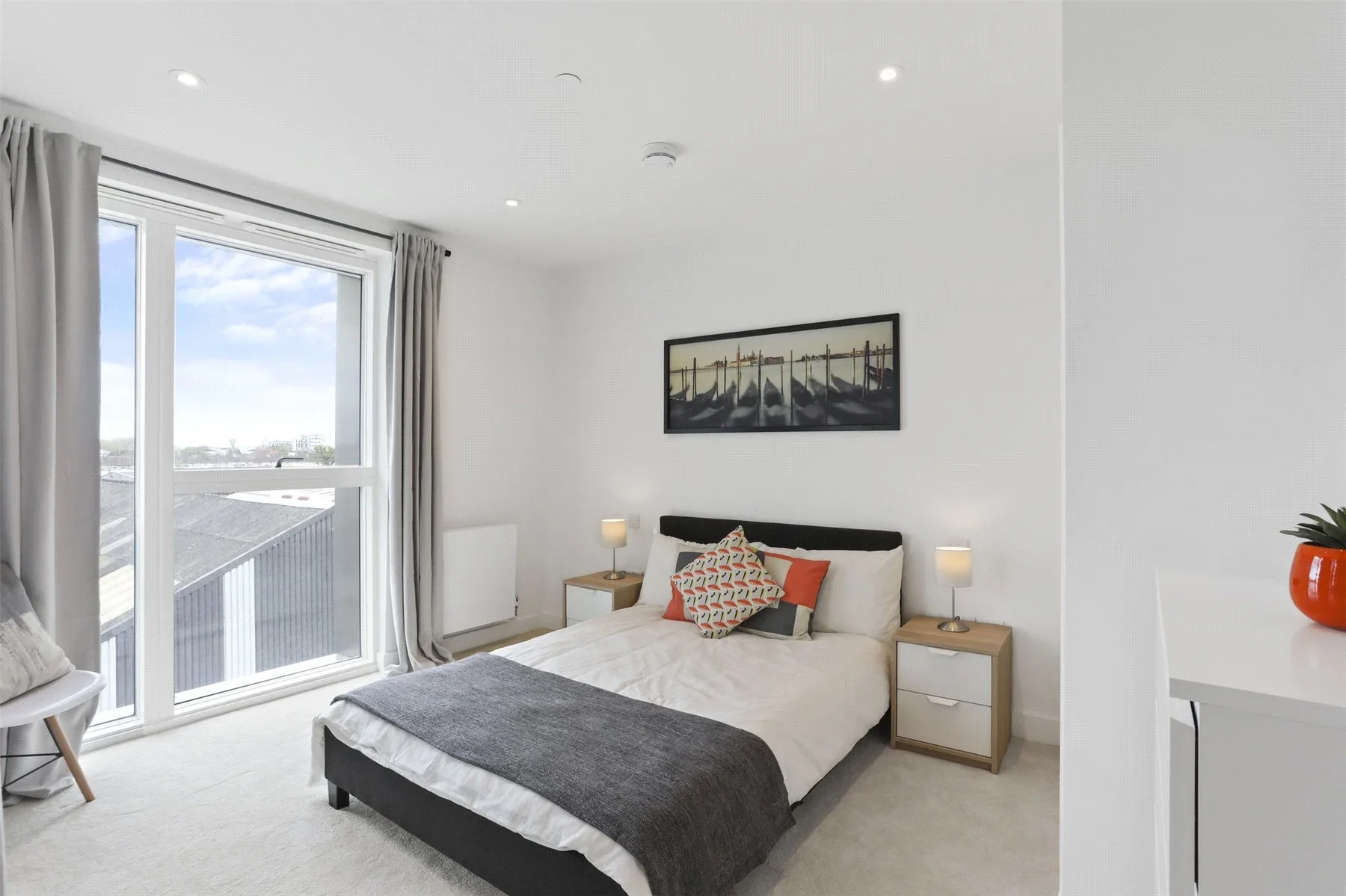 Flat Blyth Road in Greater London