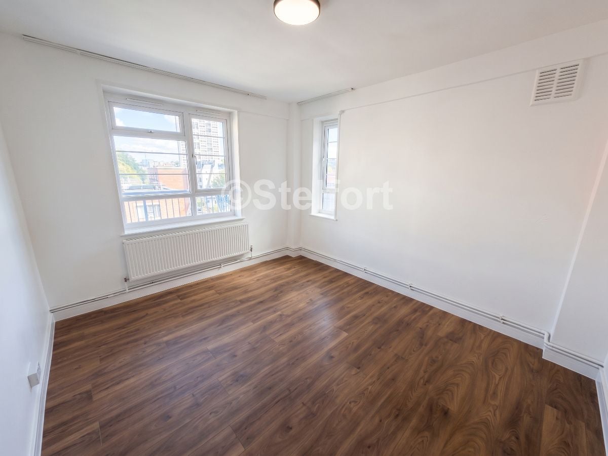 Flat Murray Grove in Greater London