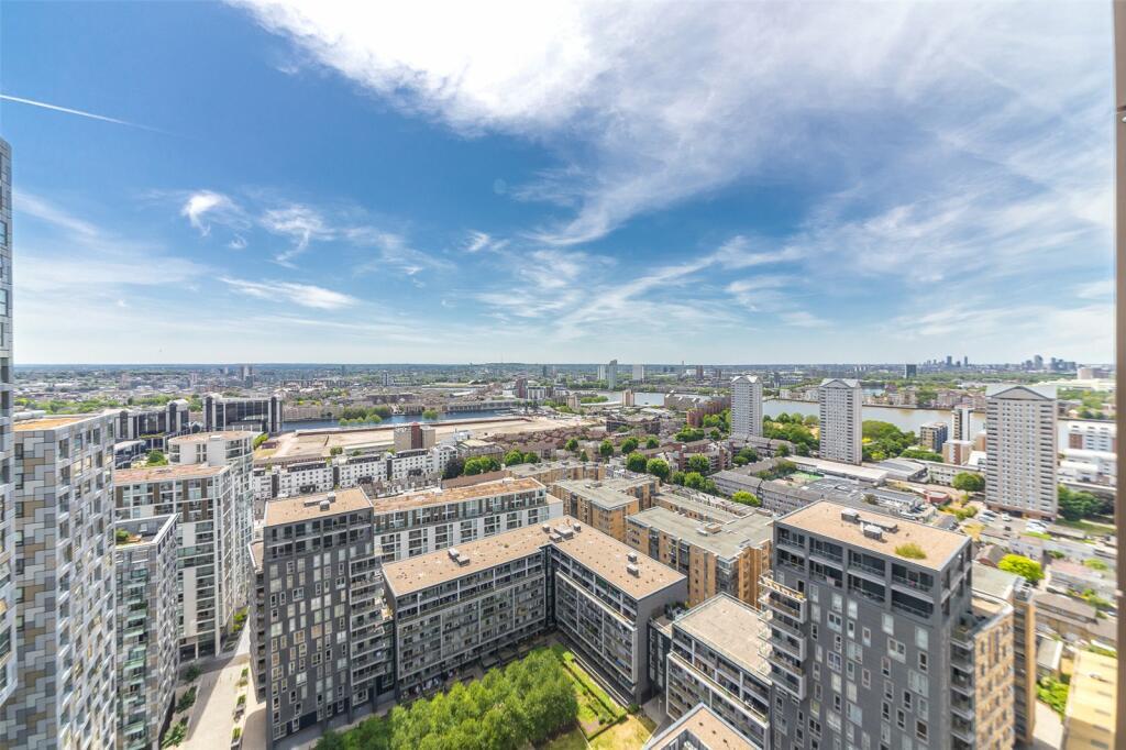 Flat Harbour Way in Greater London