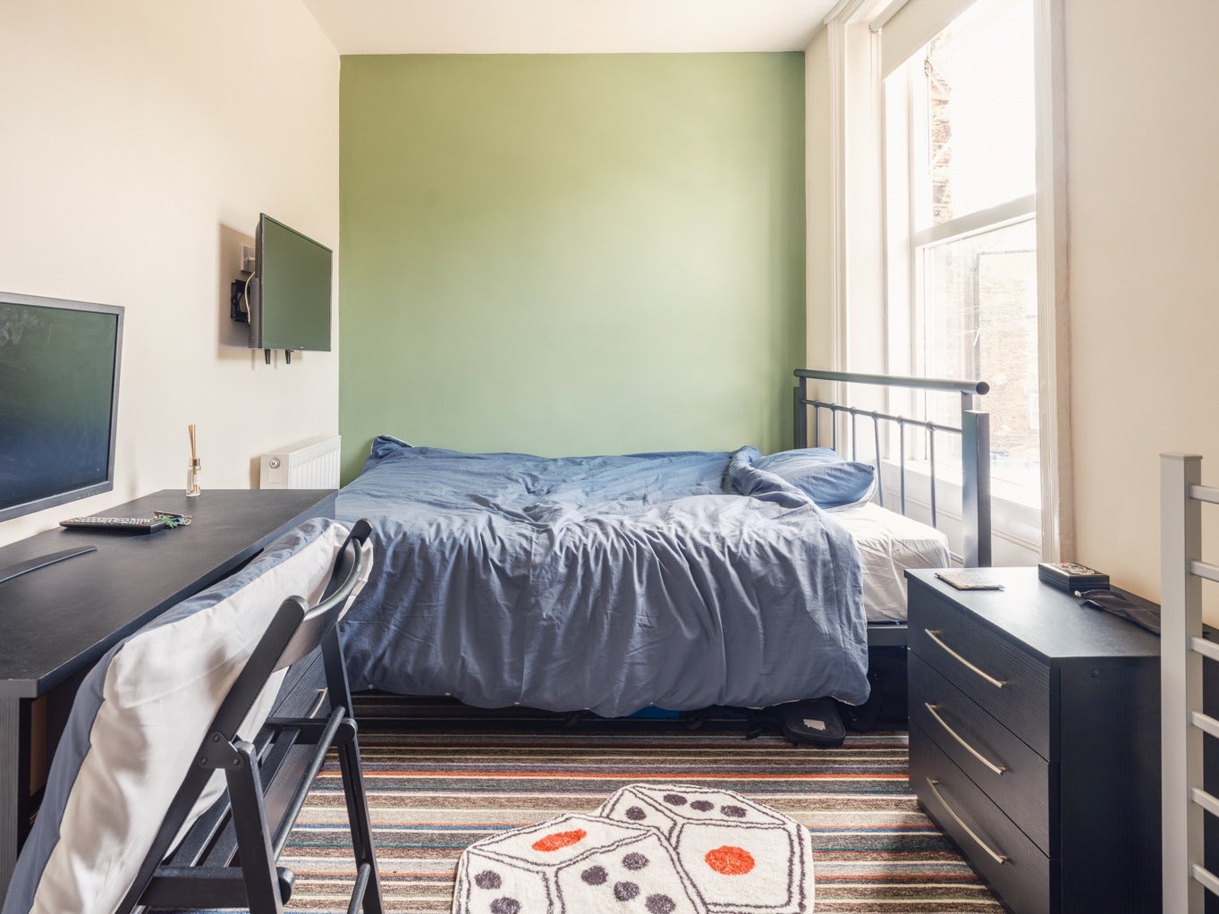 Flat Jesmond Road in Newcastle upon Tyne