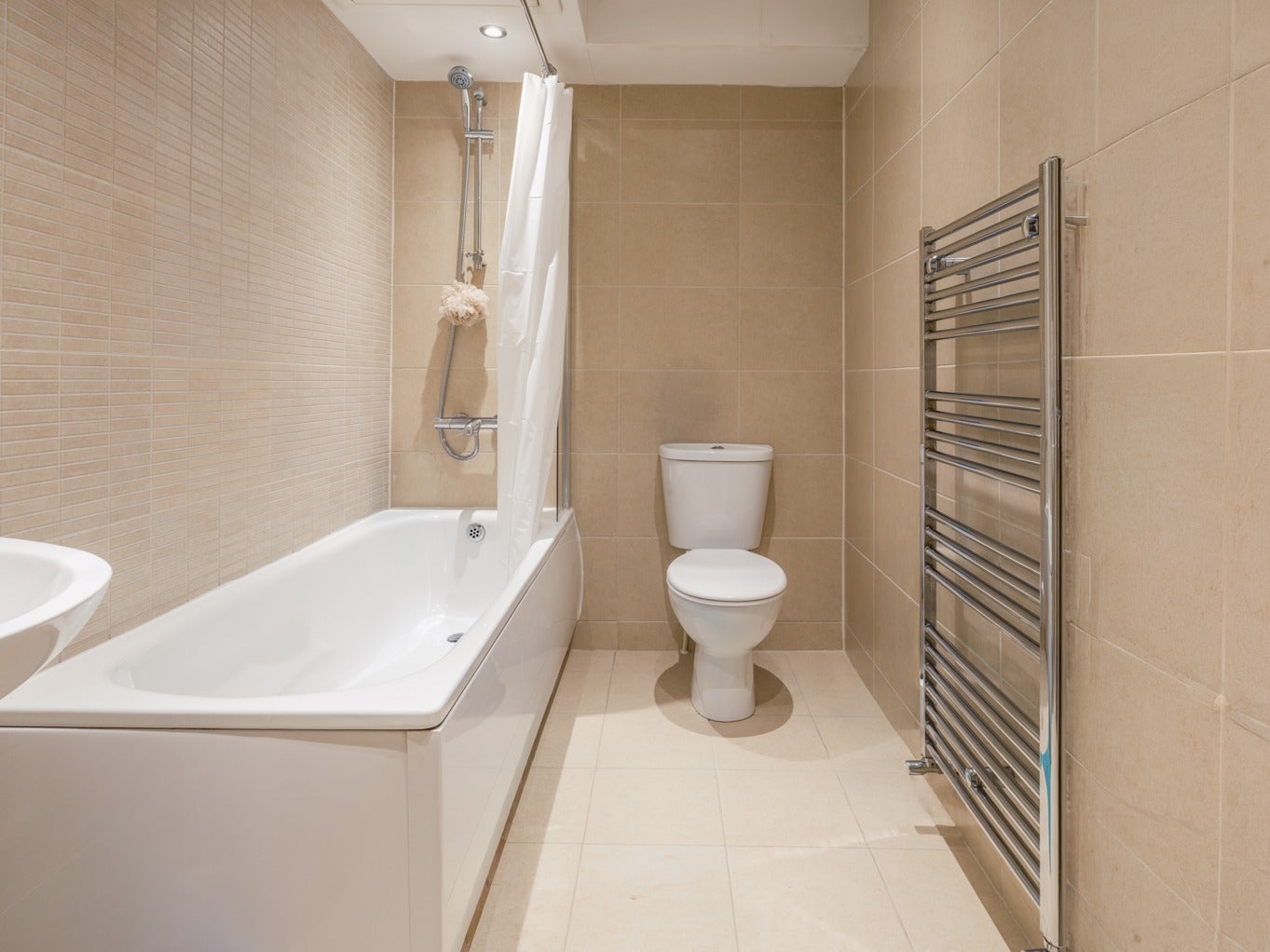 Flat Jesmond Road in Newcastle upon Tyne