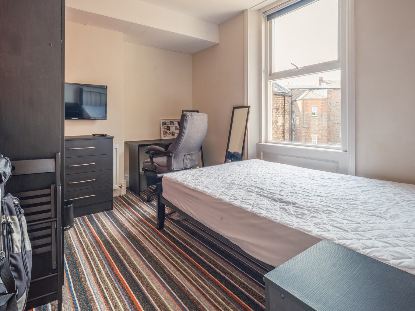 Flat Jesmond Road in Newcastle upon Tyne