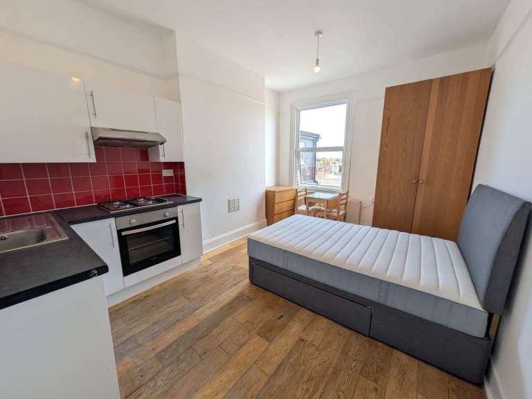 Flat Cricklewood Broadway in Greater London