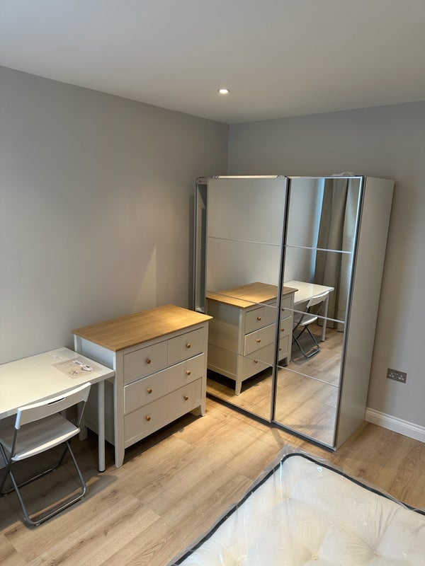 Room De Morgan Road in Greater London