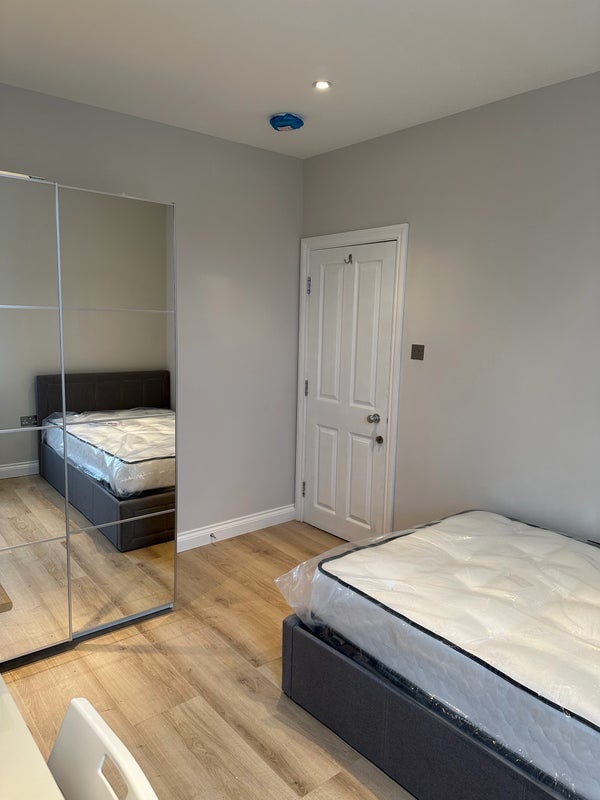 Room De Morgan Road in Greater London
