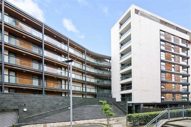 Flat Burford Road in Greater London