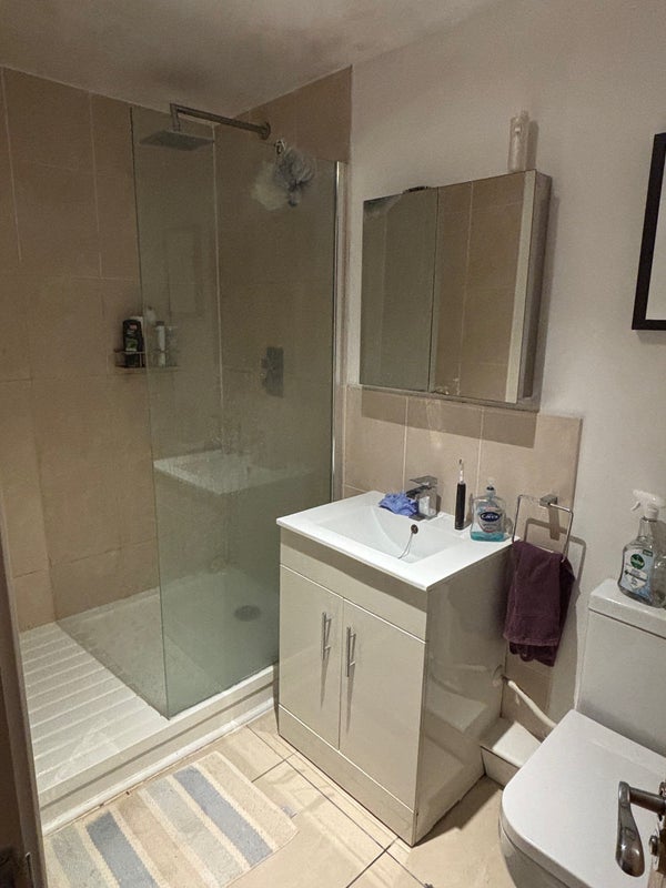 Room Smugglers Way in Greater London