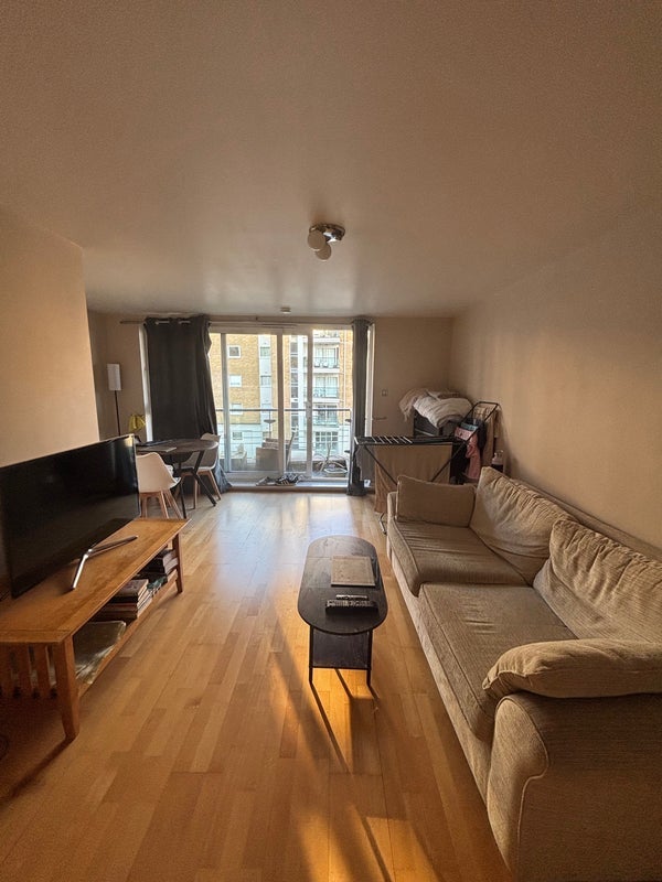 Room Smugglers Way in Greater London