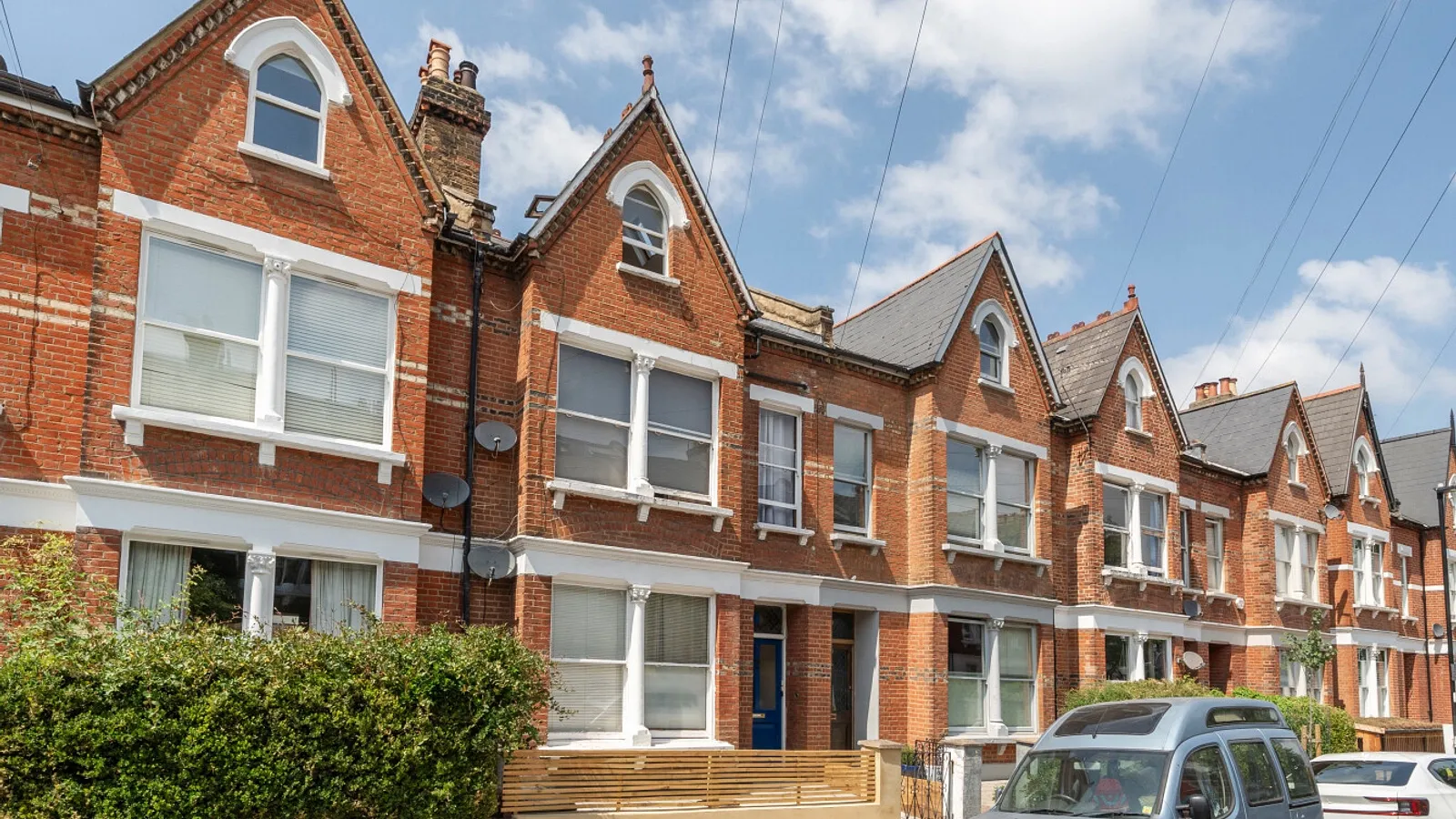 Flat Fairbridge Road in Greater London
