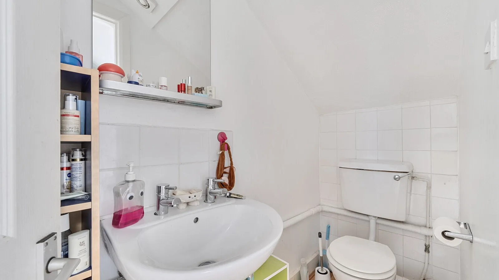 Flat Fairbridge Road in Greater London