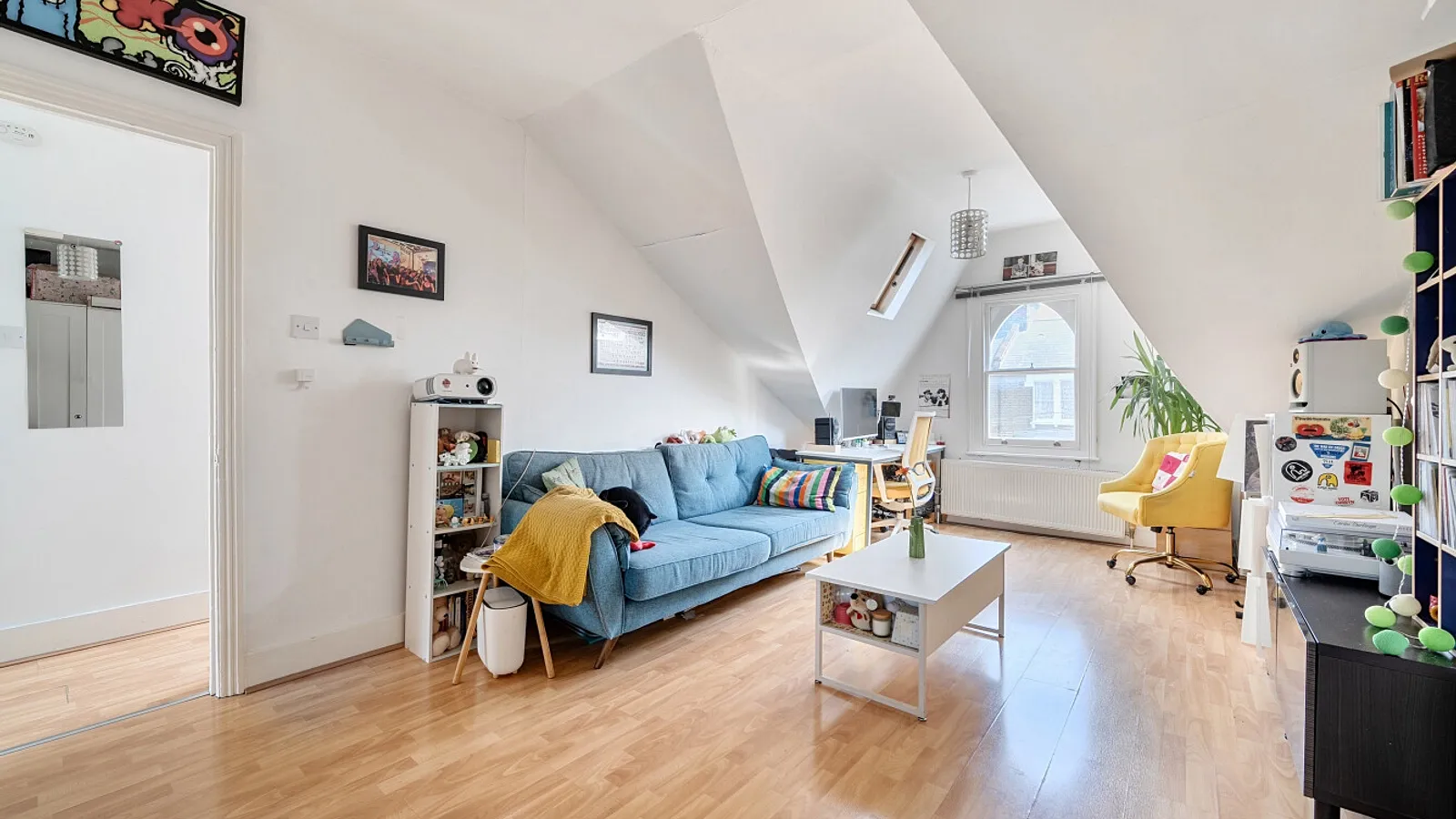 Flat Fairbridge Road in Greater London