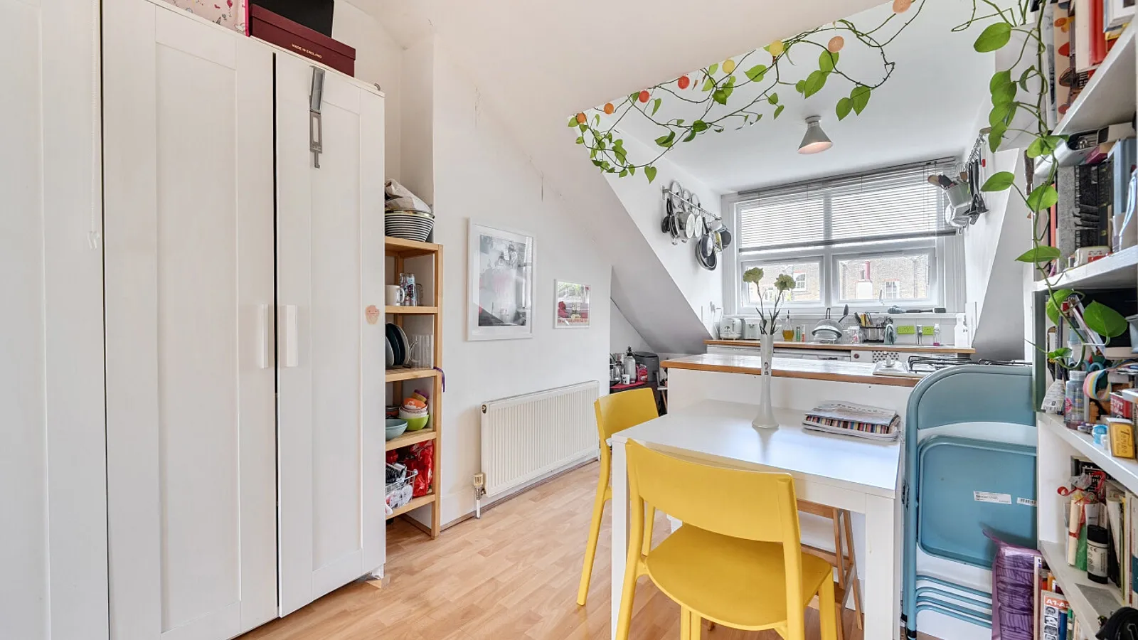 Flat Fairbridge Road in Greater London