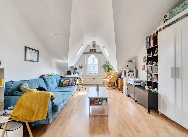 Flat Fairbridge Road in Greater London