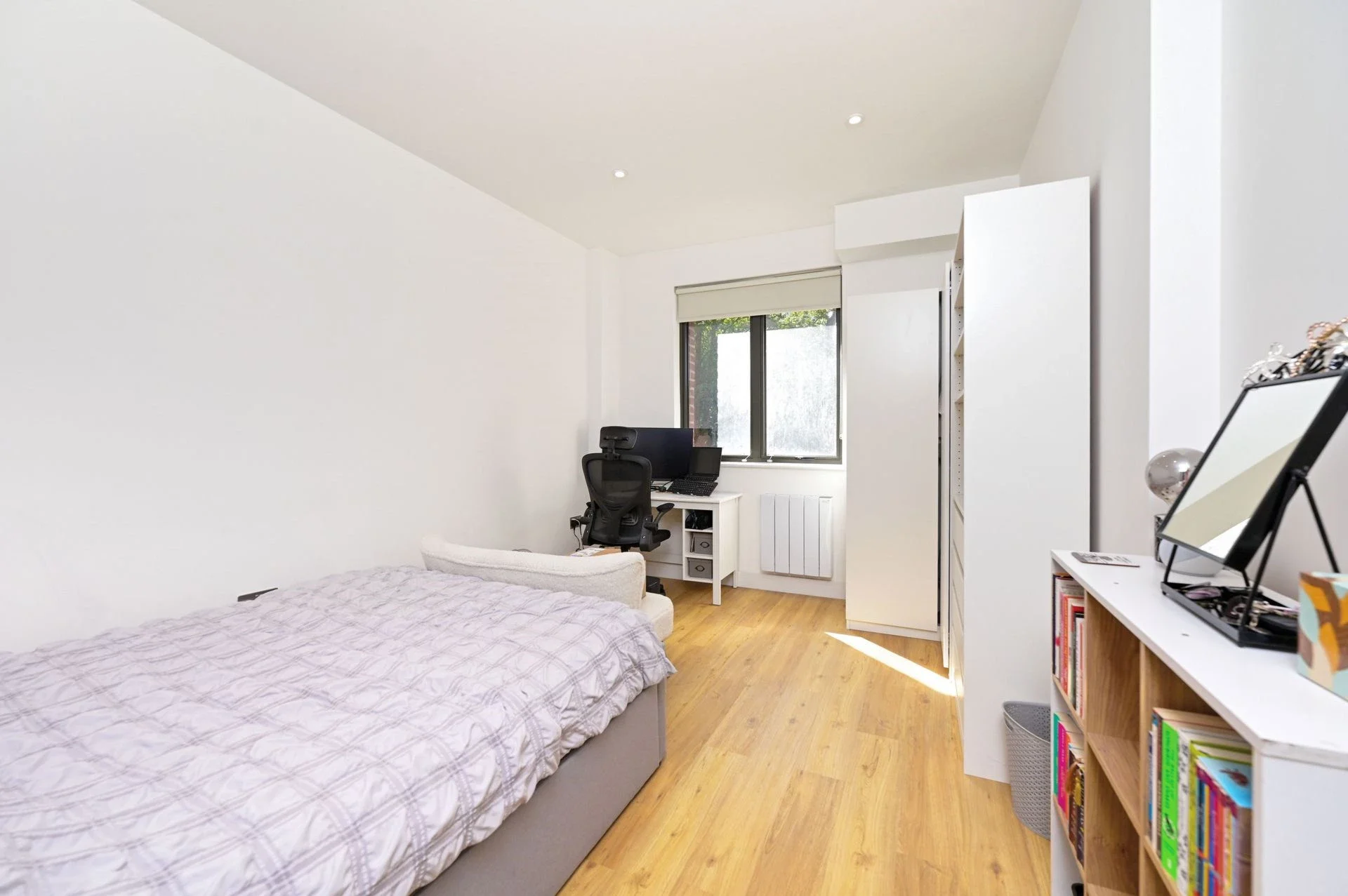 Flat Farnborough Road in Rushmoor