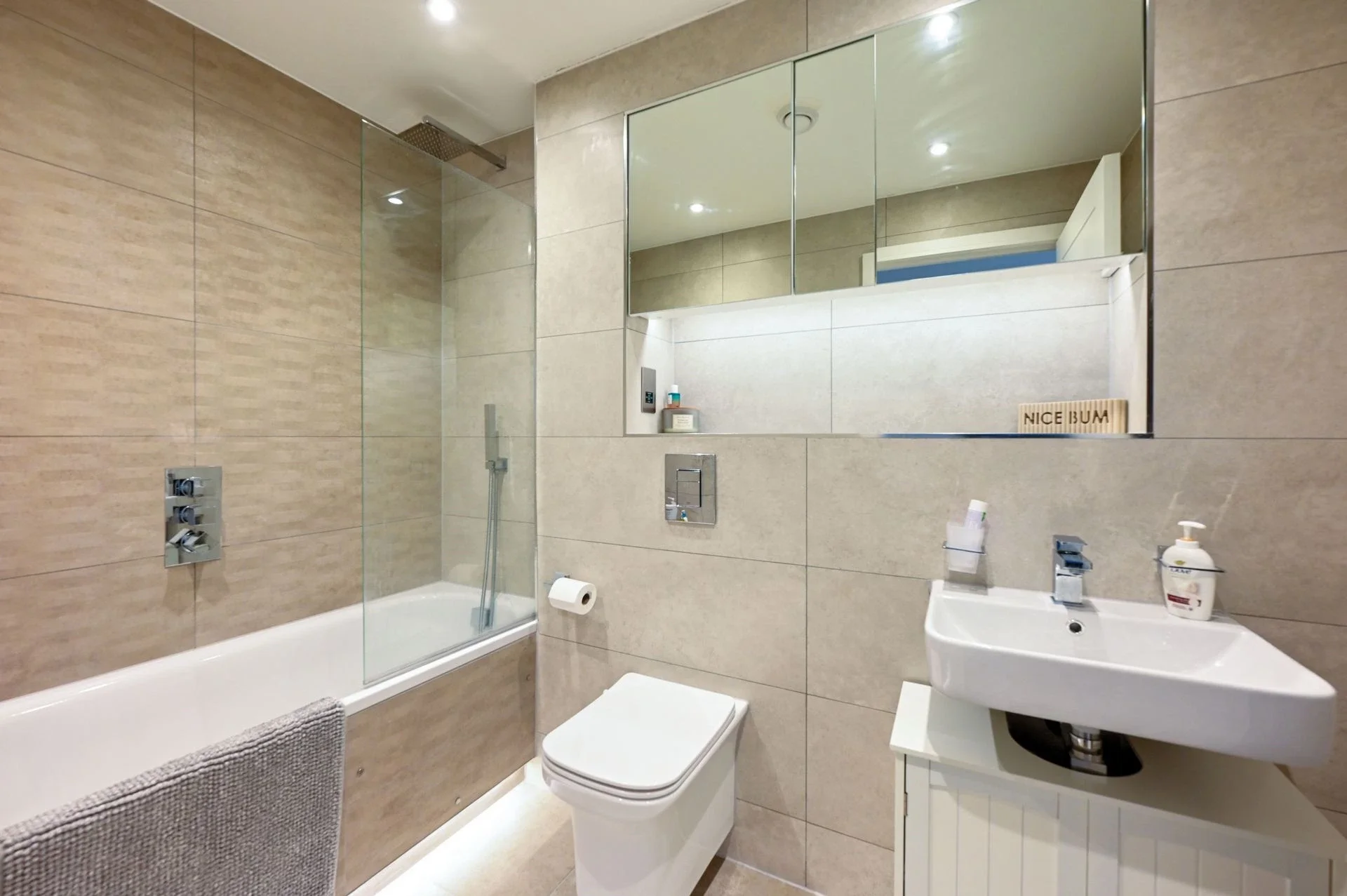 Flat Farnborough Road in Rushmoor