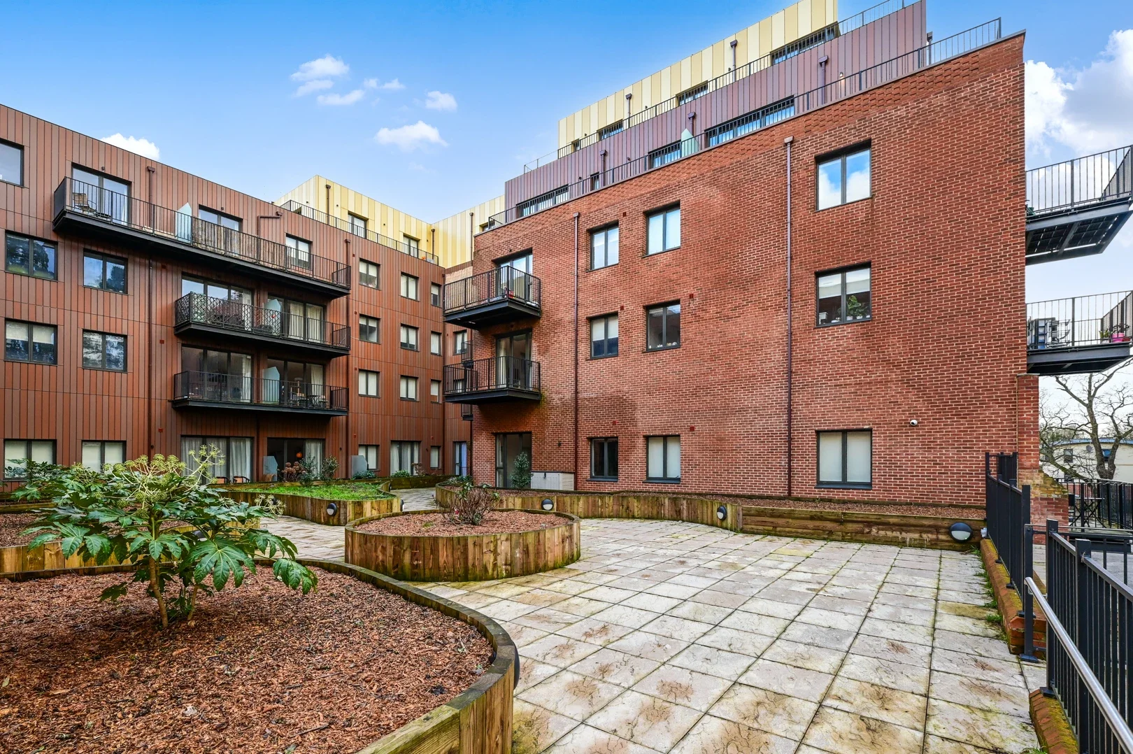 Flat Farnborough Road in Rushmoor