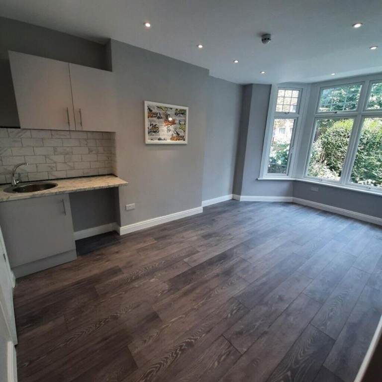 Flat Connaught Road in Greater London