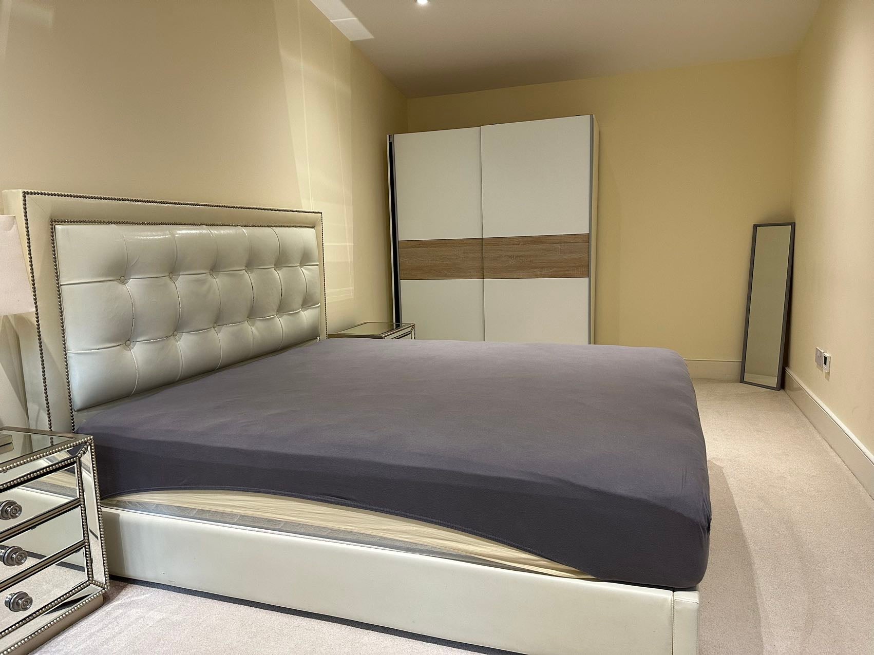 Flat Derwent Avenue in Greater London
