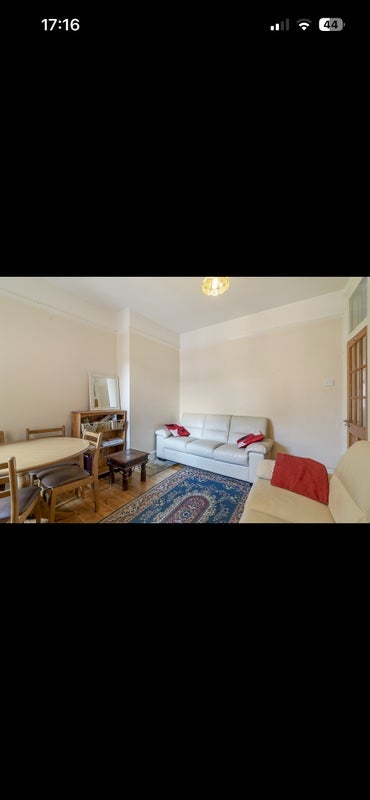 Room Gladstone Avenue in Greater London