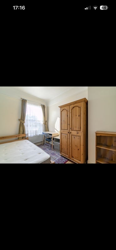 Room Gladstone Avenue in Greater London