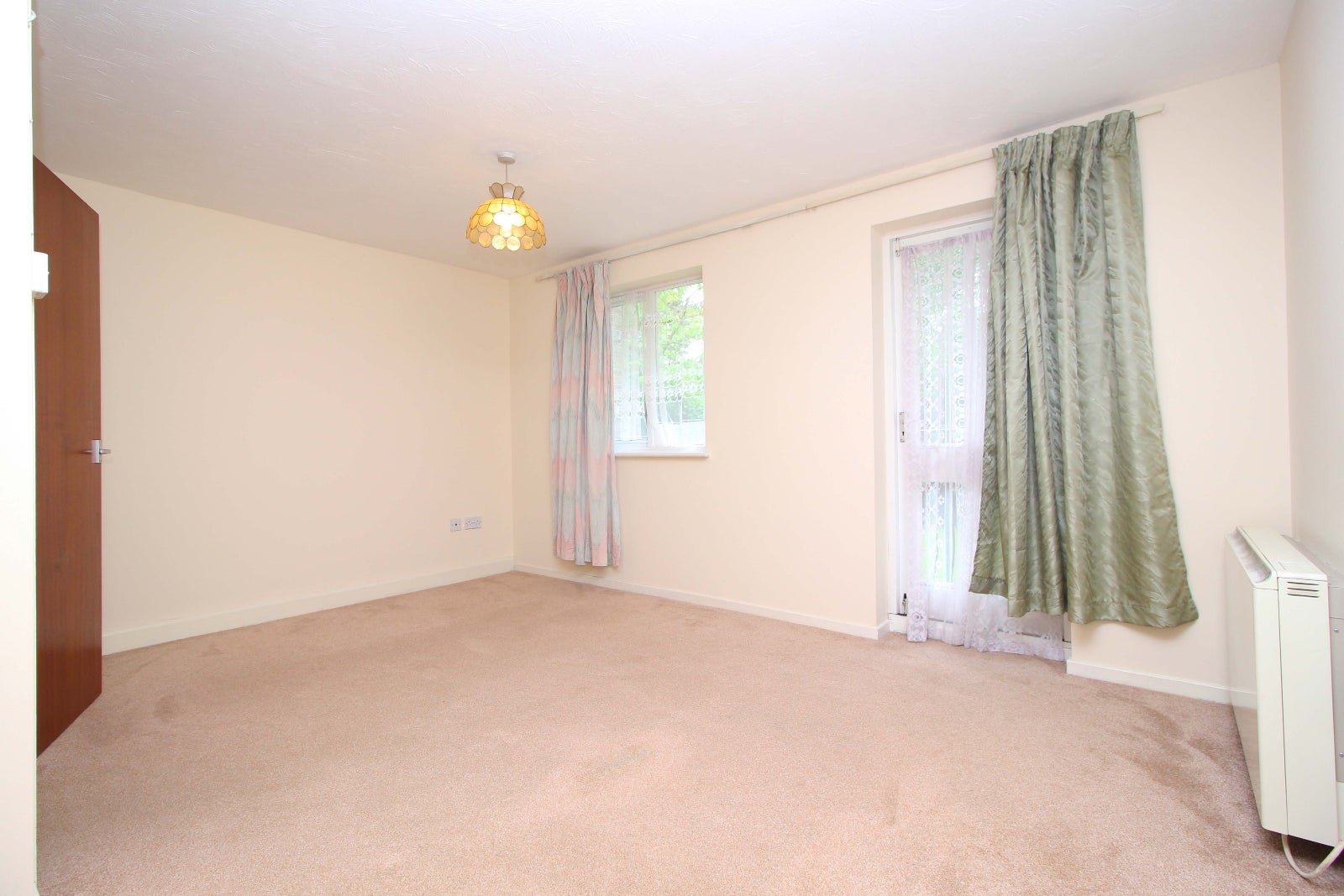 Flat Longbridge Road in Greater London
