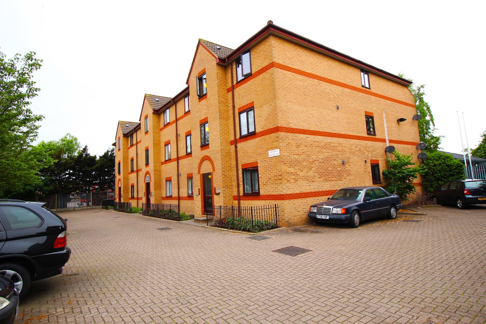 Flat Longbridge Road in Greater London
