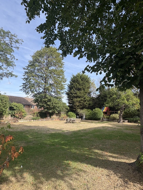 Flat Larkhall Rise in Greater London