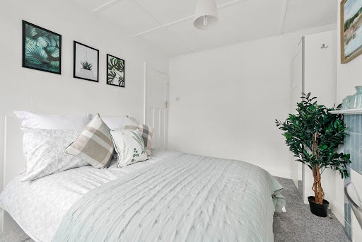Room Cleveley Crescent in Greater London