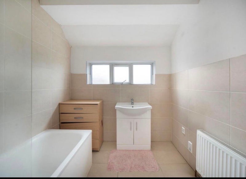 Room Huxley Road in Greater London