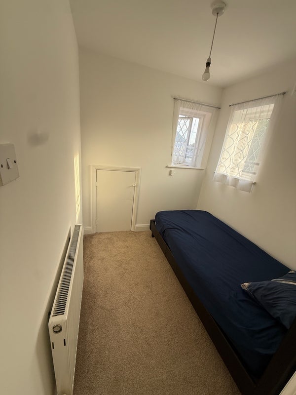 Room Huxley Road in Greater London