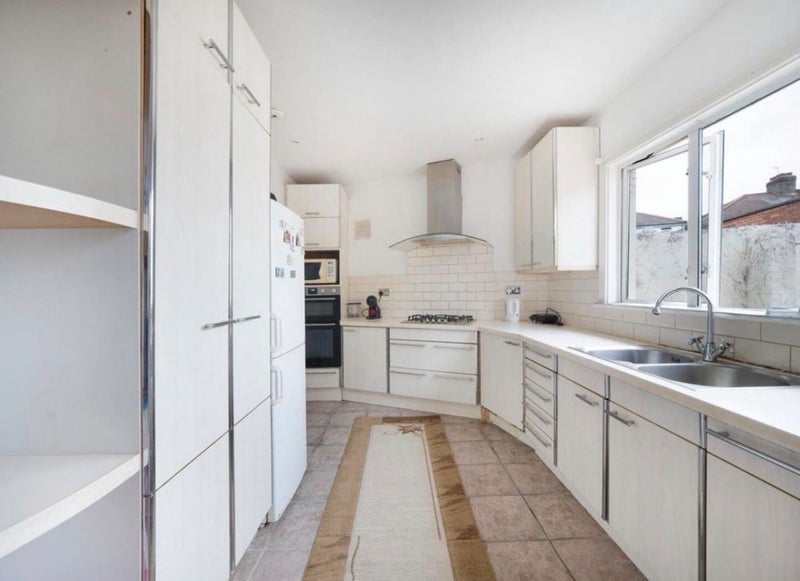 Room Huxley Road in Greater London