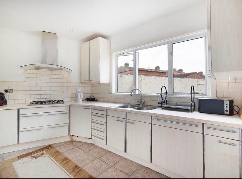 Room Huxley Road in Greater London