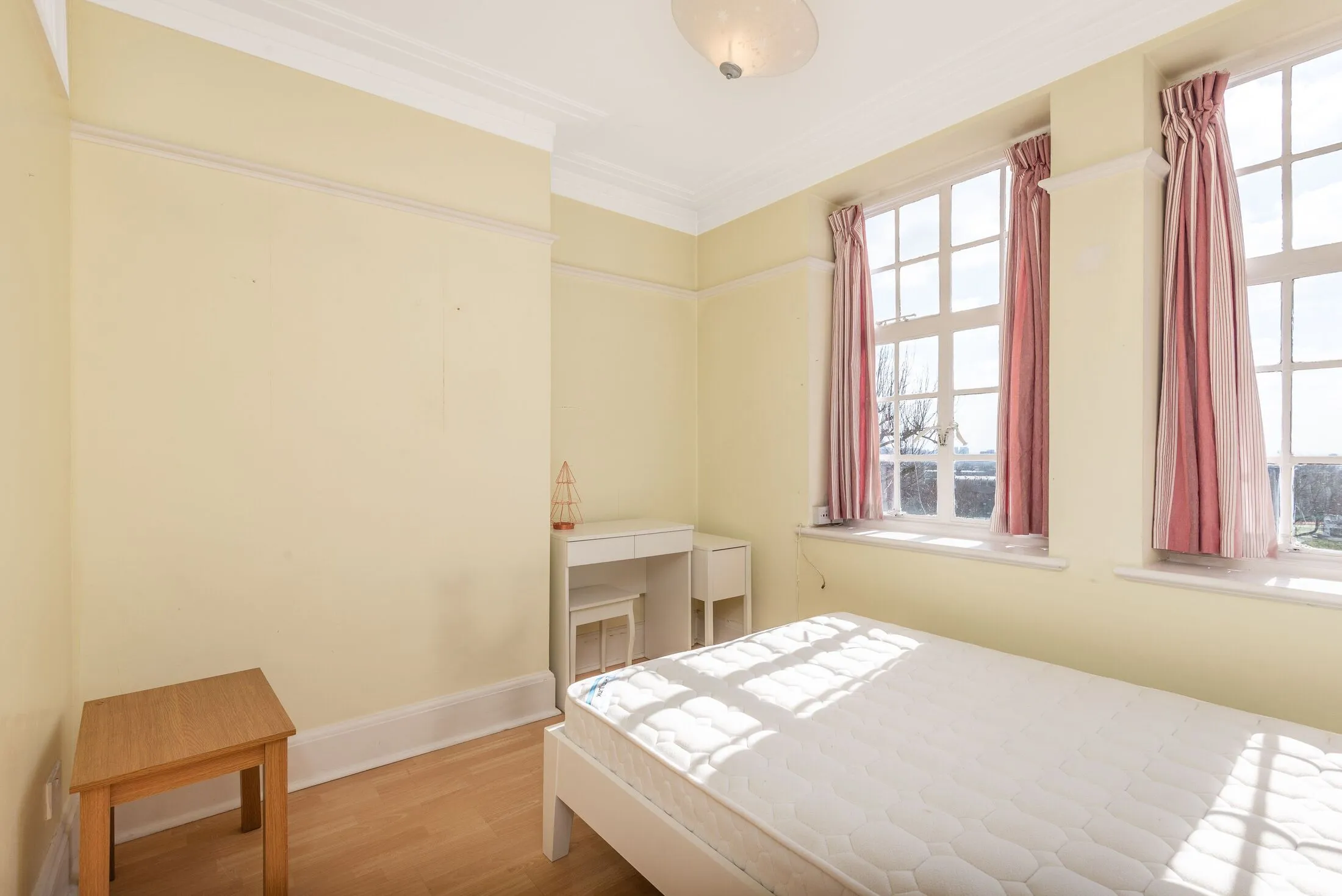Flat Finchley Road in Greater London