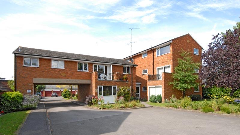 Flat Barkham Road in Wokingham