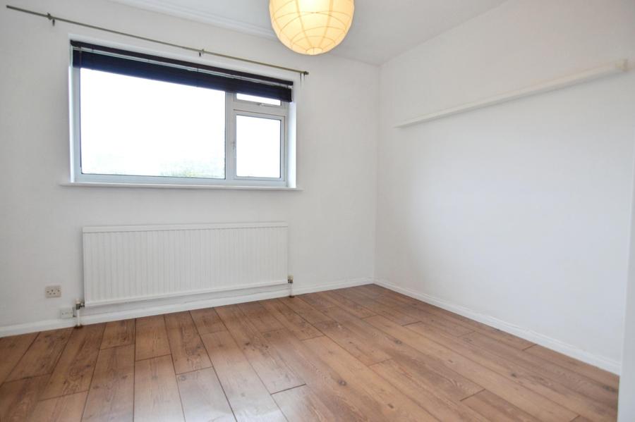 Flat Barkham Road in Wokingham