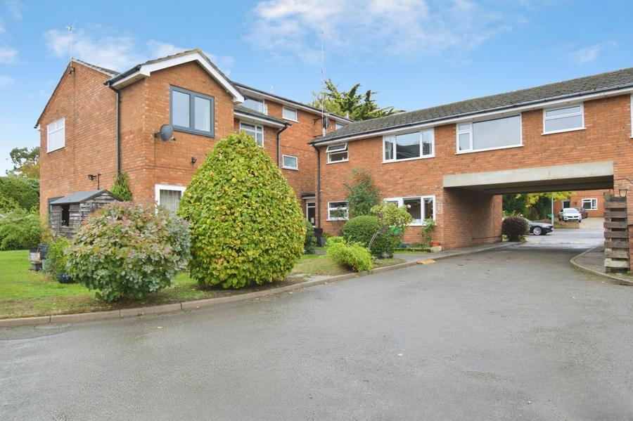 Flat Barkham Road in Wokingham