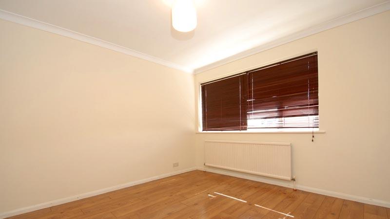 Flat Barkham Road in Wokingham