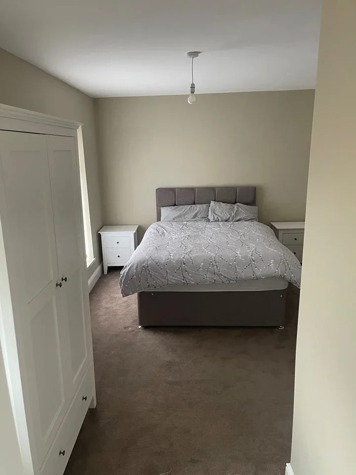 Room Gale Crescent in Reigate and Banstead