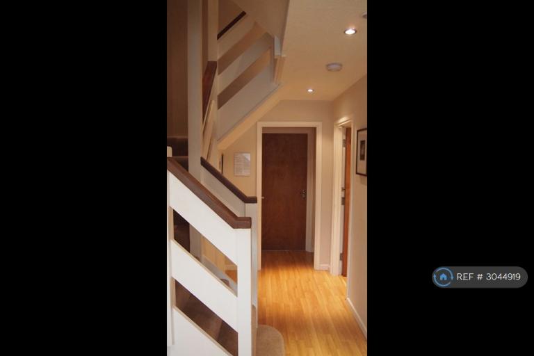 Room Aintree Road in Crawley