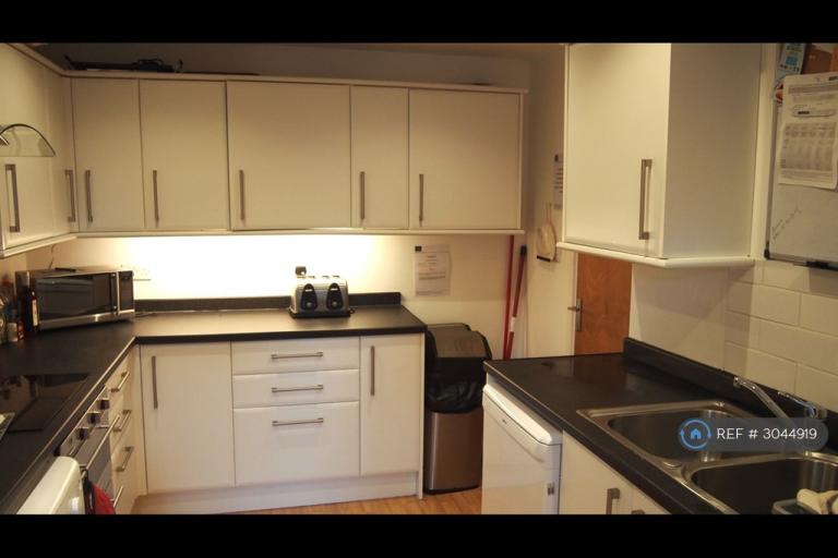 Room Aintree Road in Crawley