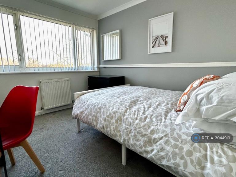 Room Aintree Road in Crawley