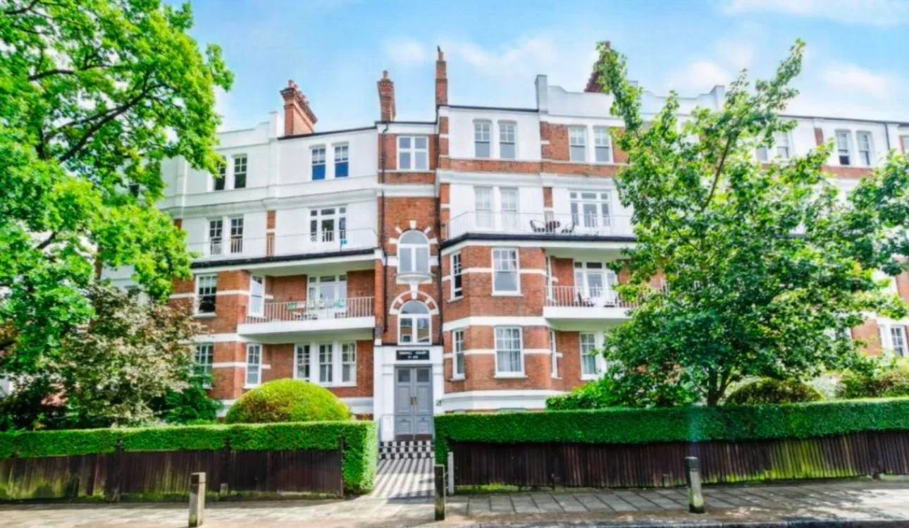 Flat Oakhill Road in Greater London