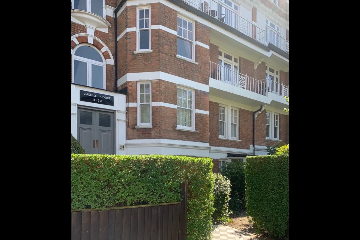 Flat Oakhill Road in Greater London