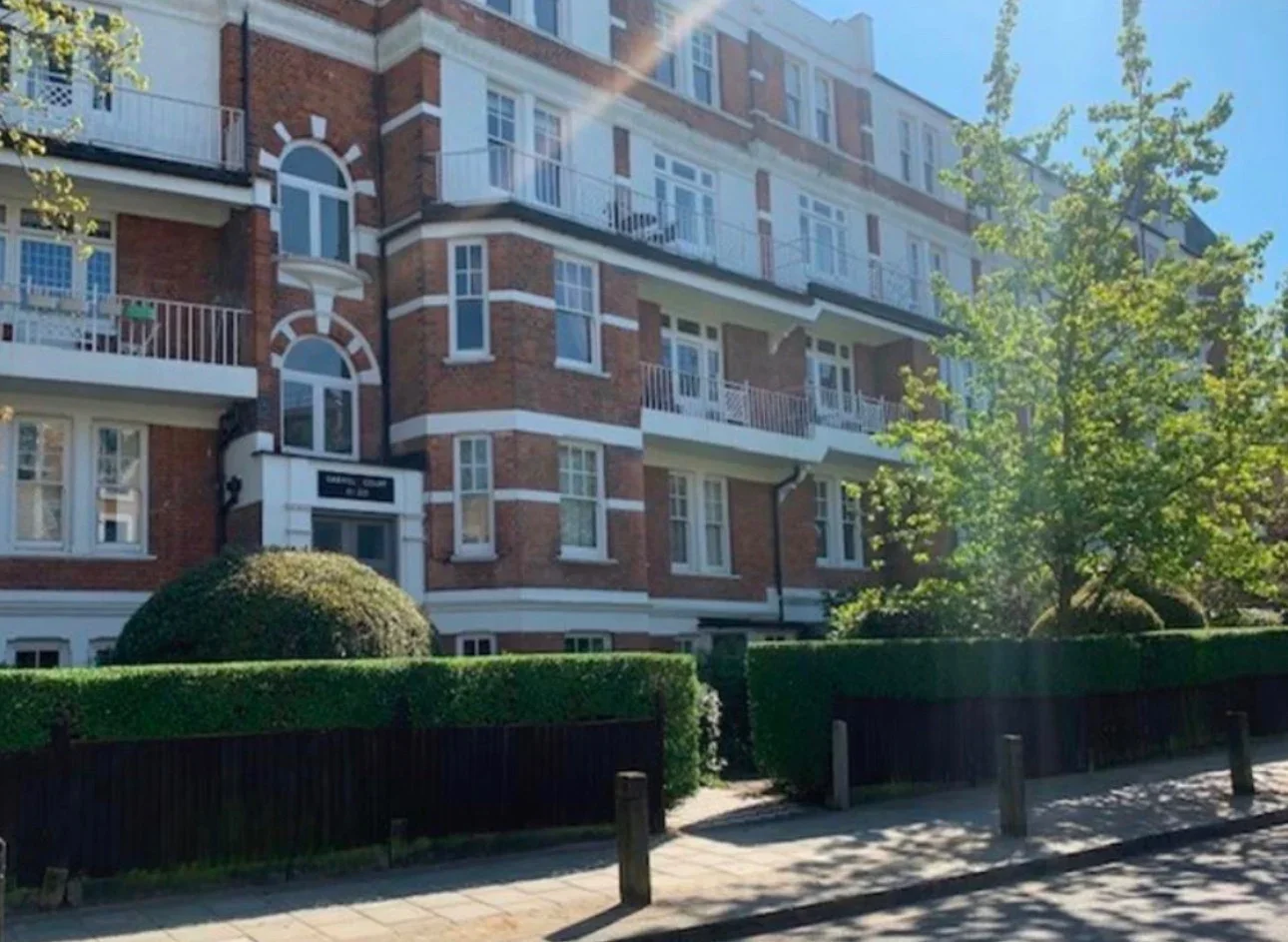 Flat Oakhill Road in Greater London